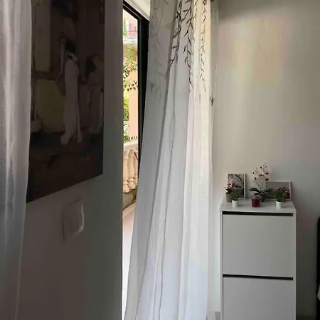 Maggie's Art Apartment *